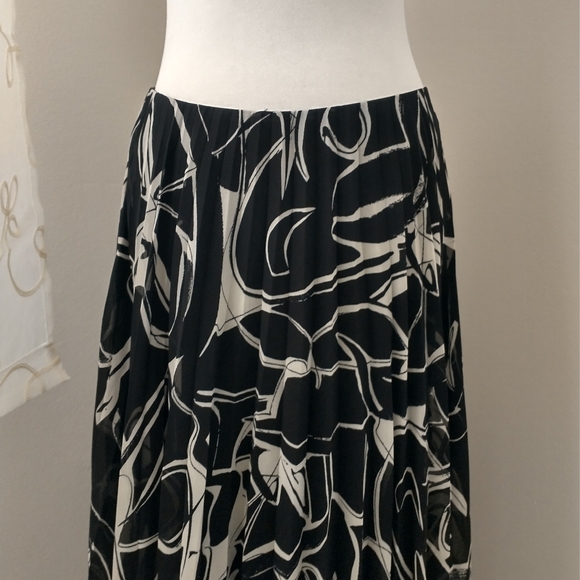& Other Stories Los Angeles floral pleated midi skirt 4 - Picture 3 of 7